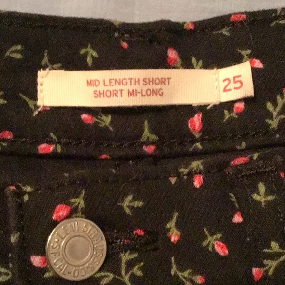 NWOT Levi’s Women’s Shorts Rose Bud Print Mid Rise Denim Shorts Black Pink size - Picture 7 of 7